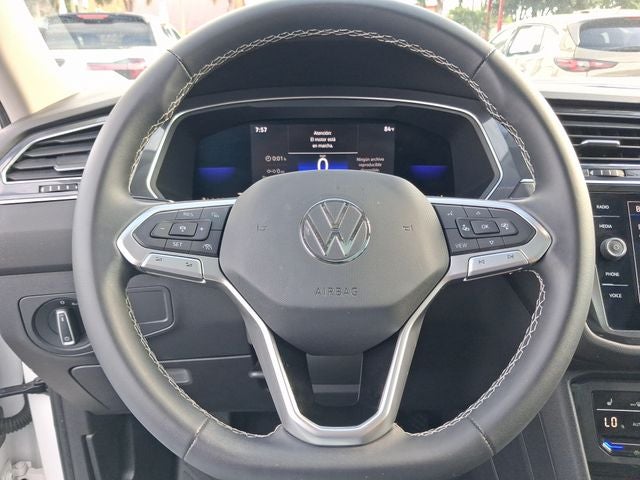 2022 Volkswagen Tiguan SE - Photo 16